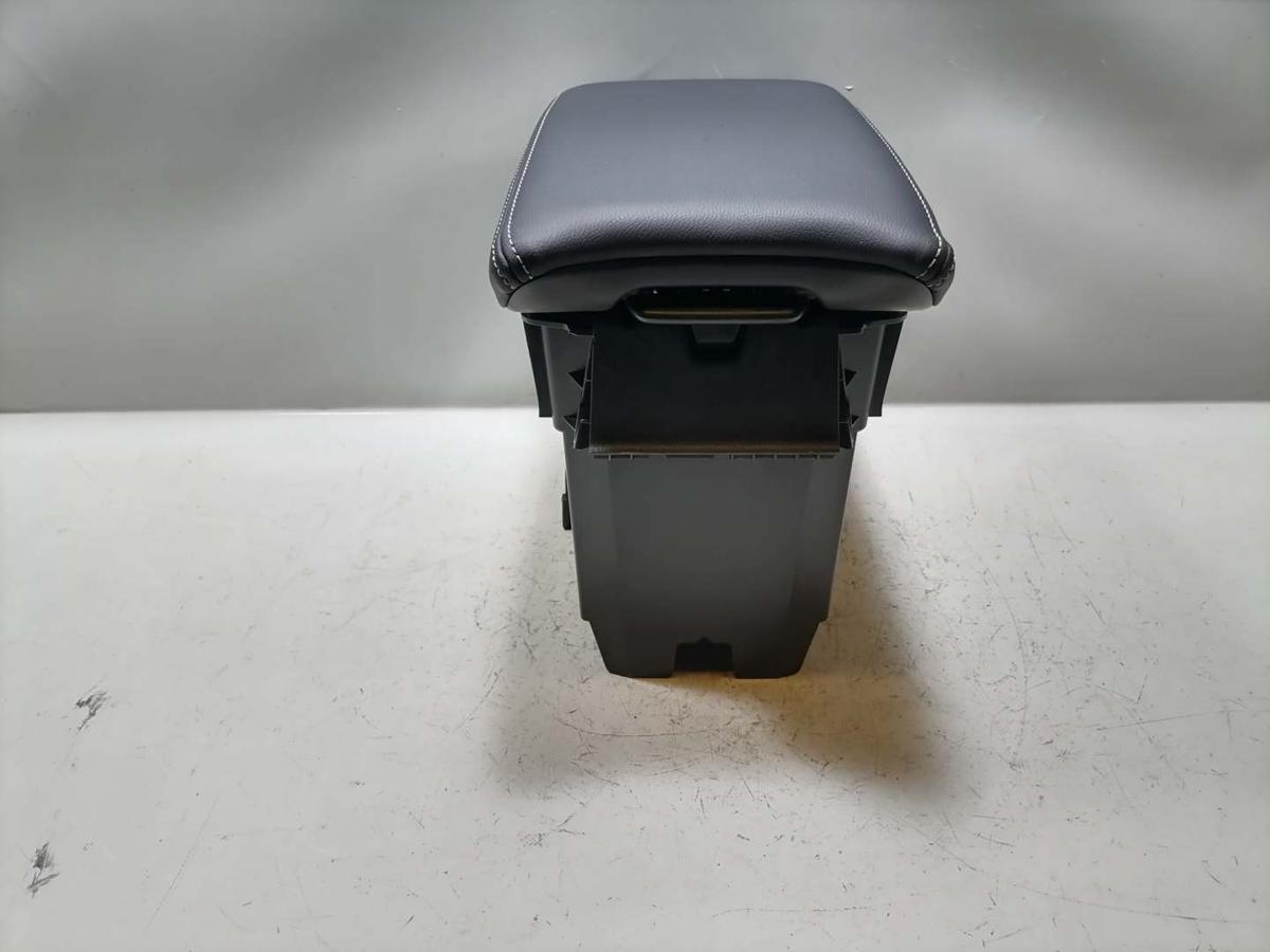 Mitsubishi Eclipse Cross original Mittelarlehen vorn Leder Schwarz Bj.2023